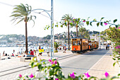 Roter Blitz, historische Straßenbahn verkehrt zwischen Port de Soller und Palma de Mallorca, Serra de Tramuntana, Endstation, Port de Soller, Mallorca, Spanien