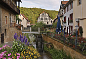 Blick von Brücke beim Untertorauf Bach und Mühlrad, Meisenheim, Kreis Bad Kreuznach, Region Nahe-Hunsrück, Rheinland-Pfalz, Deutschland, Europa