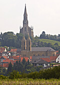 Blick auf Waldböckelheim mit Evangelischer (oben) und Katholischer(unten) Kirche, Kreis Bad Kreuznach, Region Nahe-Hunsrück, Rheinland-Pfalz, Deutschland, Europa