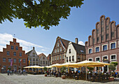 Straßencafés und Restaurants am Marktplatz in Warendorf , Münsterland , Nordrhein-Westfalen , Deutschland , Europa
