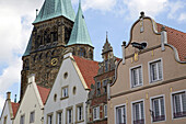Giebel der Häuser am Marktplatz und Kirche St. Laurentius in Warendorf , Münsterland , Nordrhein-Westfalen , Deutschland , Europa