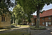 Denkmalgeschützte Häuser am <Johanniskirchplatz> , Johanniskirche , Billerbeck , Baumberge , Münsterland , Nordrhein-Westfalen , Deutschland , Europa