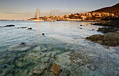 Sonnenaufgang im Hafen von Siros, griechische Inseln, Ägäis, Kykladen, Griechenland