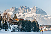 Oberndorf bei Kitzbühel mit Blick auf den Wilden Kaiser, Tirol, Österreich