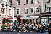 Menschen in einem Strassencafe von Salzburg, Salzburg, Österreich