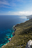 Küstenlinie mit Felsnadel bei Pedra Longa, Santa Maria Navarrese im Hintergrund, Selvaggio Blu, Sardinien, Italien, Europa