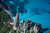 Gebirgige Küsenlandschaft, Cala Goloritze, Felsnadel Aguglia Goloritze, Golfo di Orosei, Selvaggio Blu, Sardinien, Italien, Europa