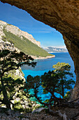 Felsbogen Arcu su Feilau oberhalb des Meeres an der gebirgigen Küste, Golfo di Orosei, Selvaggio Blu, Sardinien, Italien, Europa