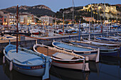 Boote im Hafen von Cassis mit Burg, Bouches-du-Rhone, Côte d Azur, Mittelmeer, Provence, Frankreich, Europe