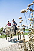 Gardians auf deren Camargue Pferd vor deren Manade, bei Aigues-Mortes, Camargue, Gard, Languedoc-Roussillon, Frankreich