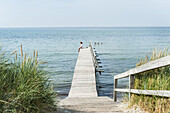 Holzsteg in die Ostsee am Strand von Heiligenhafen, Schleswig-Holstein, Ostsee, Norddeutschland, Deutschland