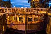 Angeleuchtete Schleuse im Schleusenkomplex Ganzepoot in der Dämmerung, Nieuwpoort, Flandern, Belgien, Europa