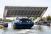 Binnenschiff Necton bei Passage der Scheepsdalebrug Zugbrücke am Kanal Brugge - Oostende, nahe Brügge, Flandern, Belgien, Europa