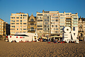 Strand, Skulptur mit Schriftzug LOVE, Strandbar und Apartments an der Strandpromenade, Ostende, Flandern, Belgien, Europa