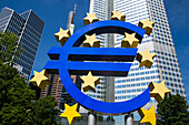 Großes Eurozeichen vor altem EZB Gebäude der Europäischen Zentralbank, Frankfurt am Main, Hessen, Deutschland, Europa