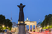 Skulptur vorm Brandenburger Tor, 17. Juni, Tiergarten, Berlin, Deutschland