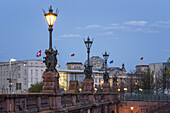 Moltkebrücke im Abendlicht, Spree, Reichstag im Hintergrund, Berlin Mitte, Berlin, Deutschland