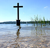 King Ludwigs cross in lake Starnberg near Berg, Upper Bavaria, Bavaria, Germany