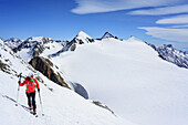 Frau auf Skitour steigt zum Similaun auf, Marzellspitzen im Hintergrund, Similaun, Pfossental, Schnalstal, Vinschgau, Ötztaler Alpen, Südtirol, Italien