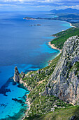 Blick von der Punta Giradili auf Golfo di Orosei mit Felsnadel Pedra Longa, Selvaggio Blu, Nationalpark Golfo di Orosei e del Gennargentu, Sardinien, Italien
