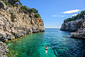 Frau schwimmt in Meeresbucht Portu Pedrosu, Selvaggio Blu, Nationalpark Golfo di Orosei e del Gennargentu, Sardinien, Italien