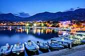 Beleuchteter Hafen von Cala Gonone, Cala Gonone, Golfo di Orosei, Sardinien, Italien