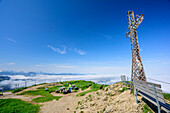 Frau beim Wandern steht am Gipfel des Hochgrat, Hochgrat, Nagelfluhkette, Allgäuer Alpen, Allgäu, Schwaben, Bayern, Deutschland