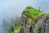 Frau beim Wandern geht über Grat aus Nagelfluh, Nagelfluhkette, Allgäuer Alpen, Allgäu, Schwaben, Bayern, Deutschland