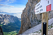 Signpost pointing through cirque towards the valley, Tschagerjoch, Rotwand, Rosengarten, UNESCO world heritage Dolomites, Dolomites, Trentino, Italy