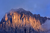 Langkofel im Sonnenaufgang, Langkofelgruppe, UNESCO Weltnaturerbe Dolomiten, Dolomiten, Trentino, Italien