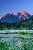 Bergsee vor Hochkalter im Alpenglühen, Berchtesgaden, Berchtesgadener Alpen, Oberbayern, Bayern, Deutschland