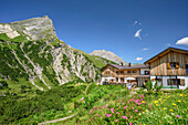 Hut Hanauer Huette with Plattigspitzen in background, hut Hanauer Huette, Lechtal Alps, Tyrol, Austria