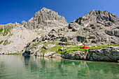 Zelt steht an Bergsee mit Parzinnspitze im Hintergrund, Gufelsee, Lechtaler Alpen, Tirol, Österreich