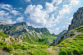 Frau beim Wandern mit Landschaftseck und Landschaftsspitze im Hintergrund, Lechtaler Alpen, Tirol, Österreich