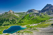 Blick auf Hintersee mit Alplespleisspitze, Feuerspitze und Vorderseespitze, Lechtaler Alpen, Tirol, Österreich