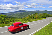 FIAT 1100 S berlinetta “Gobbone” 1948, Oldtimer, auf Straße in Hügellandschaft, Oldtimer, Rennwagen, Autorennen, Mille Miglia, 1000 Miglia, 2014, 1000 Meilen, bei Radicofani, Toskana, Italien