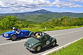 'FIAT 500 C ''Topolino'', 1951, Bugatti T 37/35T, Oldtimer, auf Straße in Hügellandschaft, Oldtimer, Rennwagen, Autorennen, Mille Miglia, 1000 Miglia, bei Radicofani, Toskana, Italien'