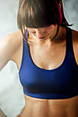 Kaukasische Frau trägt Sport-BH, St. Louis, MO, USA