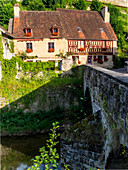France, Burgundy, Côte d'Or, Semur en Auxois, river Armançon, old house
