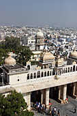 India, Rajasthan, city of Udaipur, a large view on the enter gate of the CIty Palace with tourist (16e century)
