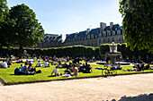 France, Paris, Place des Vosges garden