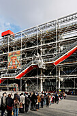 France, Paris, 4th arrondissement, Beaubourg, Centre Georges Pompidou. Tourists queuing free opening one day.