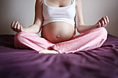 Der runde Bauch einer im 7. Monat schwangeren Frau