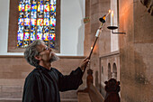 Kloster Amelungsborn, ehemaliges Zisterzienserkloster, Klosterkirche, Küster Ulrich Marx, entzündet Kerzen im Kirchenschiff, Niedersachsen, Deutschland