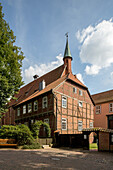 Isenhagen gehört zu den sechs Lüneburger Klöstern, Backsteinbau, ehemaliges Zisterzienerkloster, heute evangelisches Damenstift, Ziegelarchitektur mit Holzfachwerk, Mittelalter, Niedersachsen, Deutschland