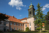 Kloster Medingen, Konvent, spätbarock, frühklassizistisch, Kirche zwischen zwei Konventgebäuden, bei Bad Bevensen,  gehört zu den sechs Lüneburger Klöstern, Niedersachsen, Deutschland