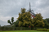 Gedenkstätte Kloster Ihlow, Zisterzienser, Niedersachsen, begehbares Stahlskelett erinnert an frühere Klosterkirche, Deutschland