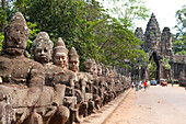 Gate entrance to Angkor Thom with guarding statues, Angkor Wat Temple complex, UNESCO World Heritage Site, Angkor, Siem Reap, Cambodia, Indochina, Southeast Asia, Asia