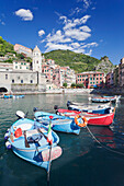 Fishing boats at the harbour, Vernazza, Cinque Terre, UNESCO World Heritage Site, Rivera di Levante, Provinz La Spazia, Liguria, Italy, Europe