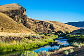 Mighty John Day River flowing through the Sheep Rock unit in the John Day Fossil Beds National Monument, Oregon, United States of America, North America
